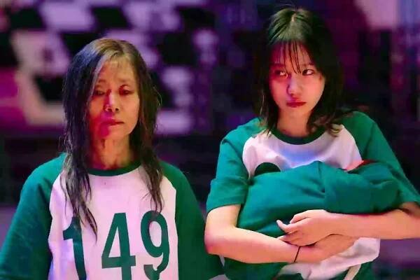 Kang Ae-sim as Geum-ja and Jo Yu-ri as Jun-hee in Squid Game.
