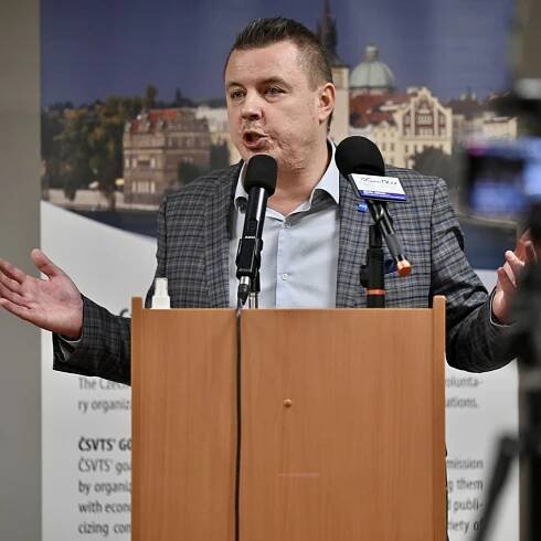 Rajchl obešel všechny strany, jestli ho nechtějí. Nechtěli ho, tak se vrátil k Okamurovi