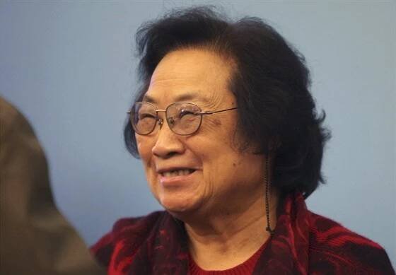Farmakoložka Jou-jou Tchu  (známější anglickým přepisem jako Tu Youyou) na...