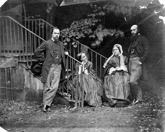 Rodina Rossettiových v roce 1865; zleva: Dante Gabriel Rossetti, Christina, Mrs. Rossetti a William Michael