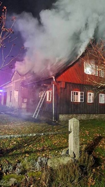 V Lučanech nad Nisou hoří chalupa, na místě zasahují hasiči