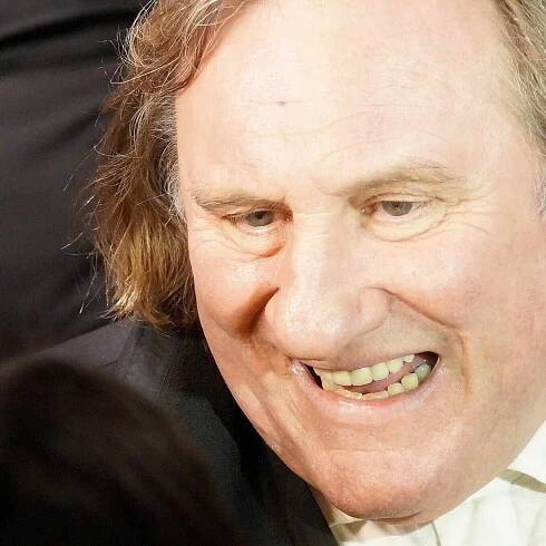 Gérard Depardieu žije s českou herečkou. Ta ho teď brání před soudem, kde čelí obvinění z násilí vůči ženám