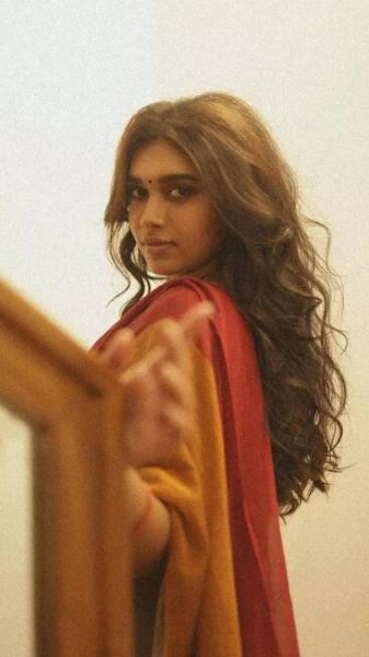 Dushara Vijayan Effortlessly Embraces Aesthetic Saree Looks