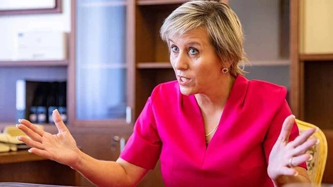 Peníze nejsou na nic. Kromě vyšších platů politiků, říká senátorka Vildumetzová