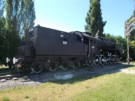 Pomník s parní lokomotivou 424.320 před stanicí