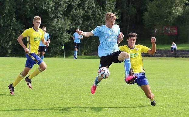 Fotbalisté Zlína B (žluté dresy) v 5. kole MSFL přehráli Znojmo 4:0. Foto: Jan Zahnaš