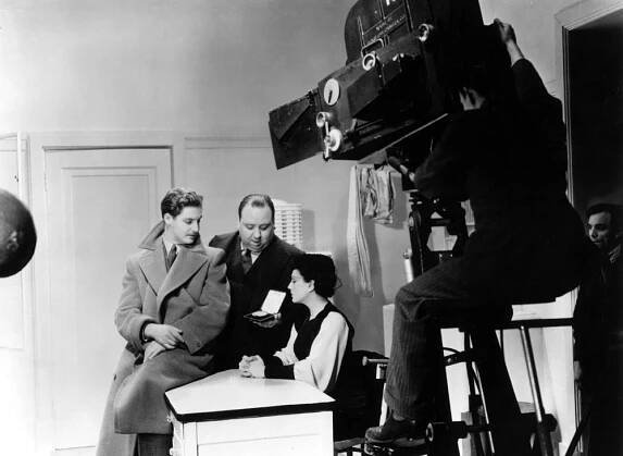 THE 39 STEPS, Robert Donat, director Alfred Hitchcock, Madeleine Carroll on set, 1935