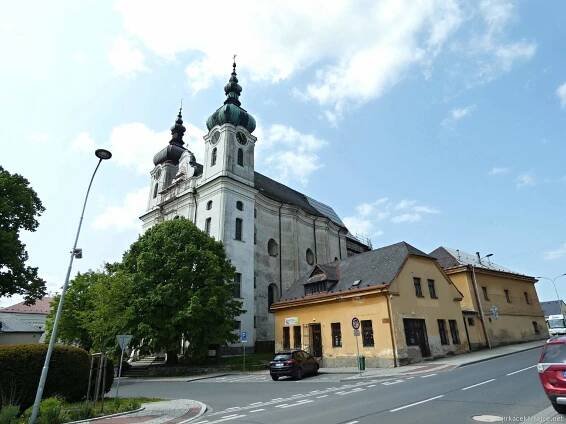 D - Budišov nad Budišovkou - kostel Nanebevzetí Panny Marie 010 a naše auto Hyundai Ix35