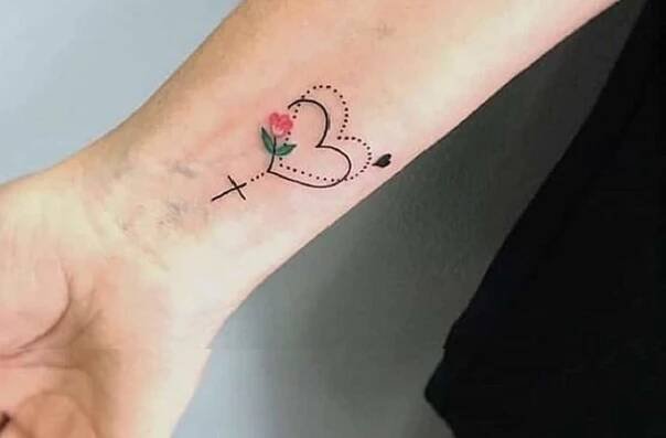 tatuaje-de-cruz-con-flores-y-corazones