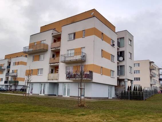 Milovice, okr. Nymburk. Prodej bytu 2+kk s balkonem a sklepemv DV, Armádní ulice