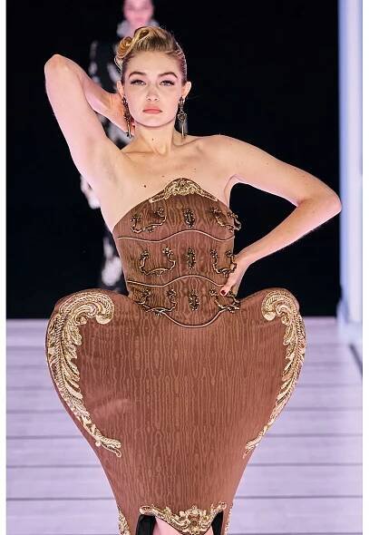 Gigi Hadid mit einem Kleid von Moschino