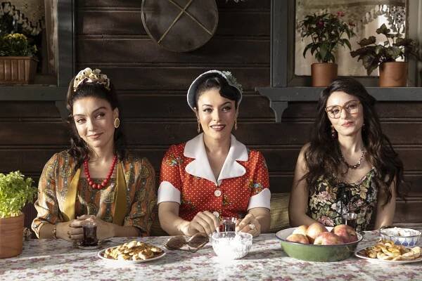 Plodný Erşan Kuneri - Družstvo Kemal - Z filmu - Merve Dizdar, Ezgi Mola, Nilperi Şahinkaya