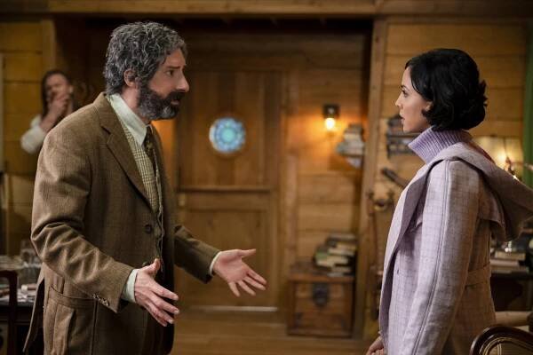 Benediktova tajemná společnost - Umění dopravy a okázalosti - Z filmu - Tony Hale, Gia Sandhu