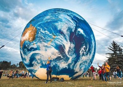 V Praze v rámci vyhlášení Cen SDGs „přistane“ obří zeměkoule. Součástí bude také výstava „Naše planeta“ Jana Saudka