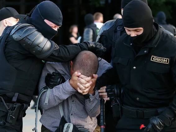 ‚Policie jezdí v černých dodávkách a sbírá lidi. A už jdou po mně,‘ hlásil reportér živě z Běloruska