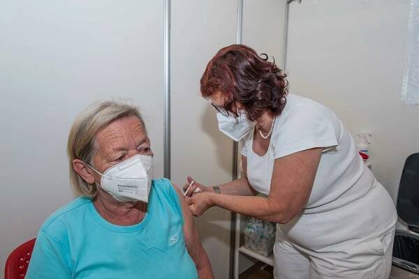 Česko zavede povinné očkování. Vyhláška vyjde příští týden, zahrne i mediky
