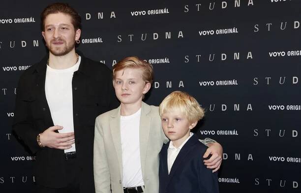 V seriálu Studna excelují vycházející filmové hvězdy Jáchym Brabec a Jakub Jenčík