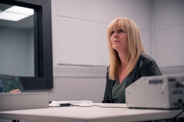Protection - In Too Deep - Z filmu - Siobhan Finneran