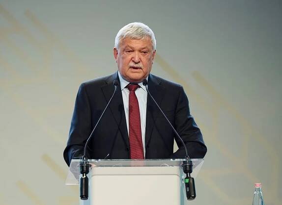 Hungarian billionaire EU funds otp bank csányi
