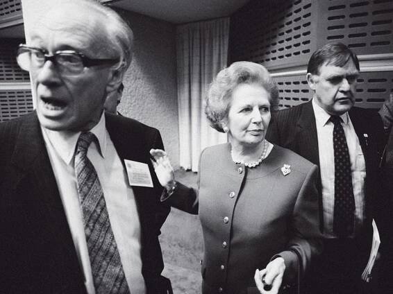Stál po boku Železné lady a neuhnul. Denis Thatcher, první premiérský manžel, který si nestěžoval