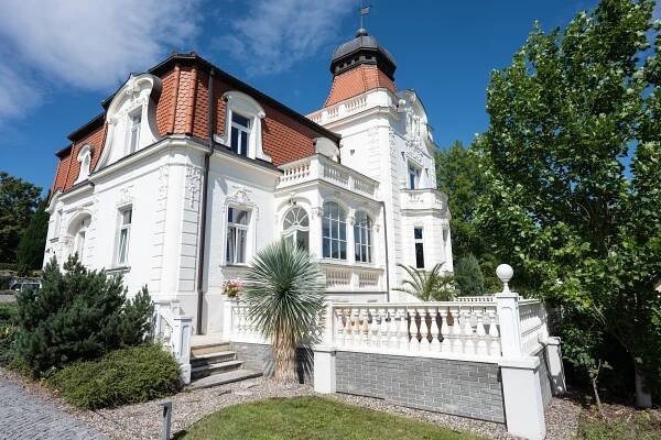Černošice: V létě se městečko u trati změnilo v rezidenční čtvrť boháčů
