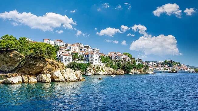 Skiathos. Za průzračnou tyrkysovou vodou nemusíte až do Karibiku.