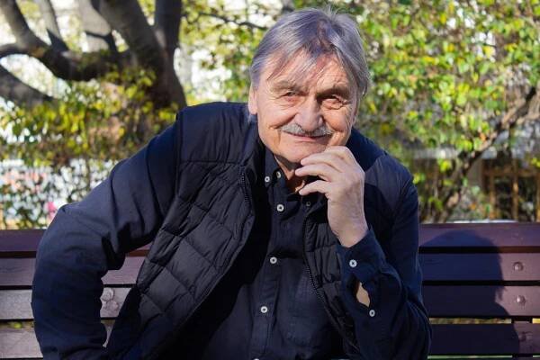 Tohle je syn herce a dabéra Pavla Soukupa! Je uznávaným režisérem, jeho seriály znáte a nevíte o tom