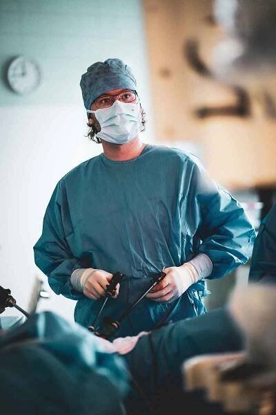 Gynekolog Vladimír Baláž při jedné z robotických operací.