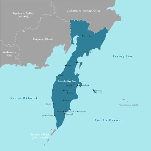 vektorová zjednodušená ilustrace s modrou siluetou kamčatky krai na globální mapě. šedé tvary sousedních ruských subjektů (regionů). administrativní města - kamčatka stock ilustrace