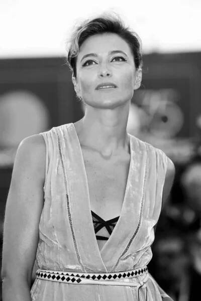 VENICE, ITÁLIE - ZÁŘÍ 05: Anna Foglietta kráčí po červeném koberci filmu "22. července" během 75. Benátského filmového festivalu 5. září 2018 v italských Benátkách. — Stock obrázek