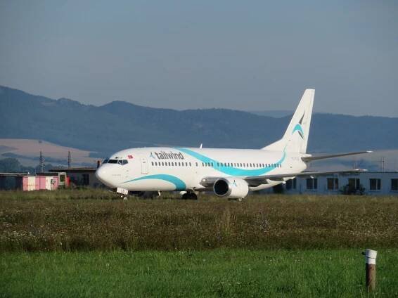 Súbor:Boeing 737-4Q8 na letisku Piešťany.jpg