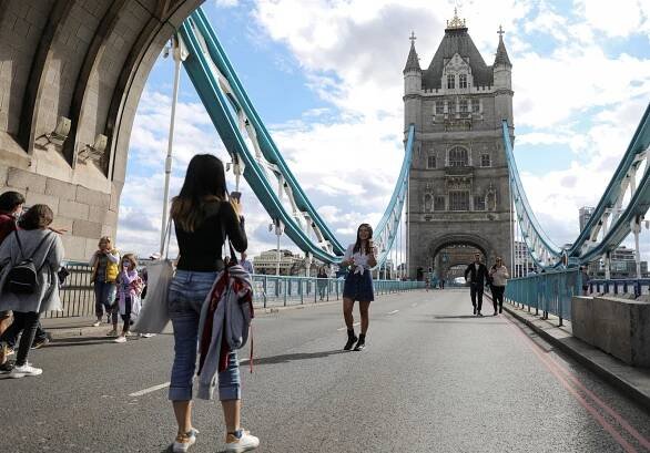 Londýnský Tower Bridge se zasekl, nadšení chodci to využili k focení selfie