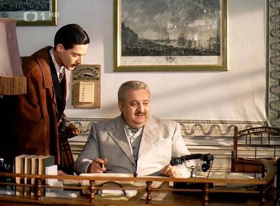 Jan Hartl and Marián Labuda in Konec starých časů (1989)