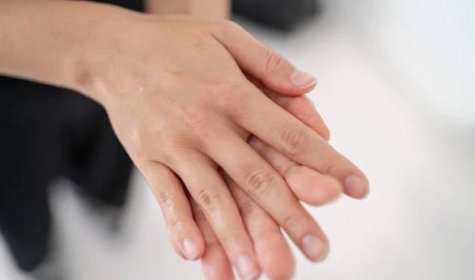 Trápí vás blednutí prstů? Může jít o Raynaudův syndrom