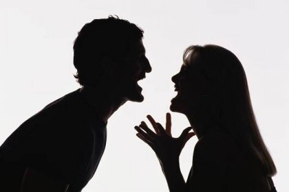 Rozbitá polička může vést k hádce, která vyústí rozvodem