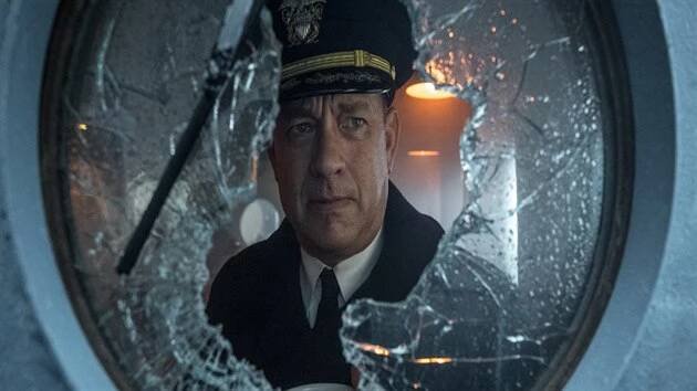 Tom Hanks ve filmu Greyhound (2020). Režie: Aaron Schneider.