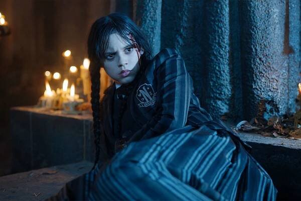 Jenna Ortega hraje hlavní roli v seriálu Wednesday, ve kterém Netflix a režisér Tim Burton po 30 letech oživili legendární Addamsovu rodinu.