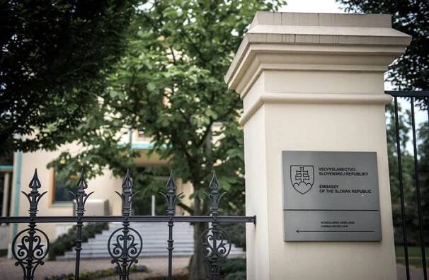 Podivná ‚lékařka‘ nachytala také slovenskou ambasádu a nadaci. Ta teď žádá důkazy o její organizaci