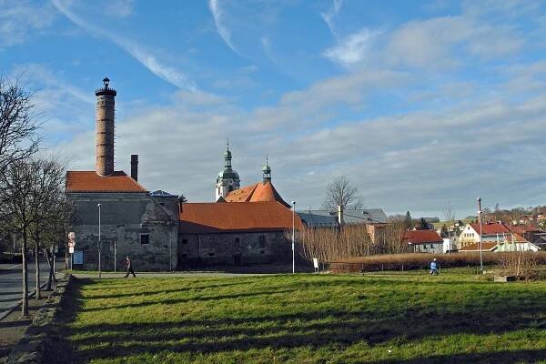 Soubor:Schluckenau-Brauerei-Kirche-1.jpg – Wikipedie