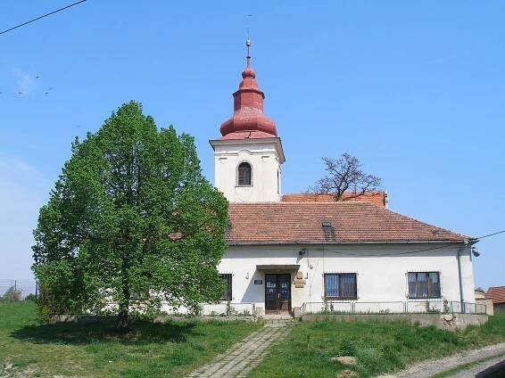 Soubor:Kostomlaty pod Řípem, kostel a obecní úřad.JPG