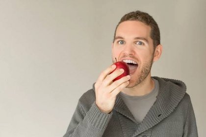Šťastný muž jablko — Stock obrázek