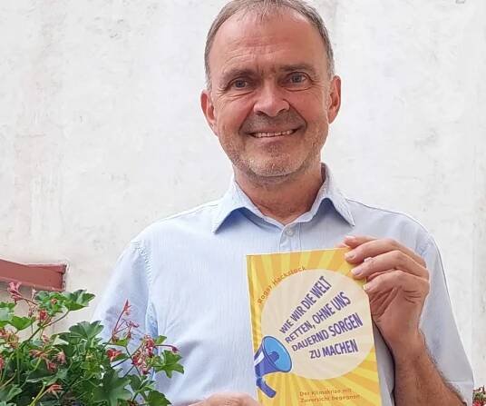 Roger Hackstock mit Buch_Foto Martina Hackstock-Plank