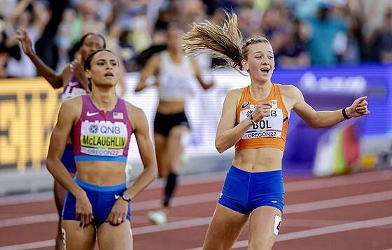 Sydney McLaughlinová-Levroneová a Femke Bolová po finále mistrovství světa v...