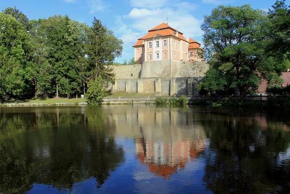 Chvalkovice (zámek)