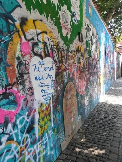Na Malé Straně se otevřelo muzeum Lennonovy zdi