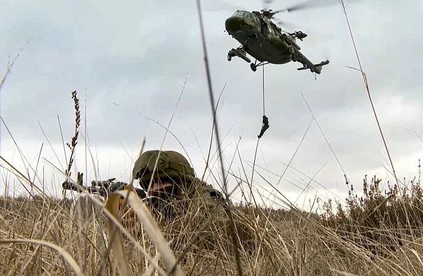 Opusťte Ukrajinu, vyzvaly USA i Británie své občany. Rusko hromadí u hranic armádu, hrozí prý útok