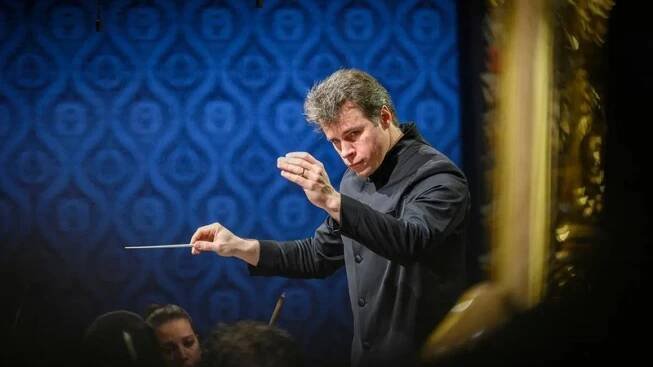 Příštím šéfdirigentem České filharmonie bude Jakub Hrůša