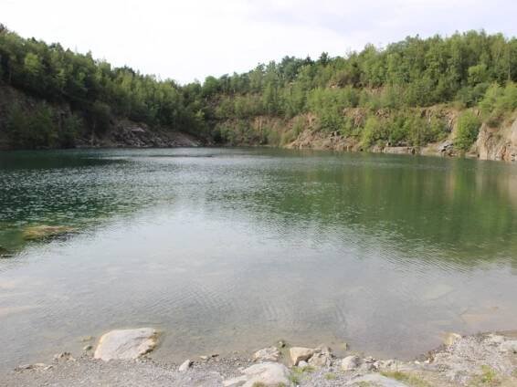 Jedete se koupat do Výklek? Pozor na věci v autě