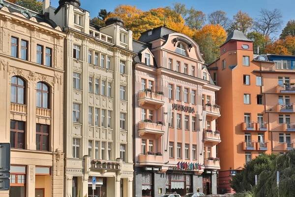 4* pobyt v centru Karlových Varů s polopenzí, neomezeným wellness a masážemi