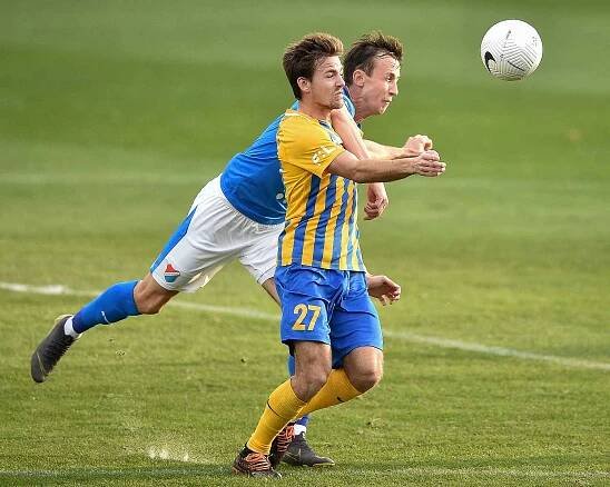 Utkání 10. kola první fotbalové ligy: SFC Opava - FC Baník Ostrava, 5. prosince 2020 v Opavě. (zleva) Daniel Tetour z Ostravy a Matěj Helešic z Opavy.